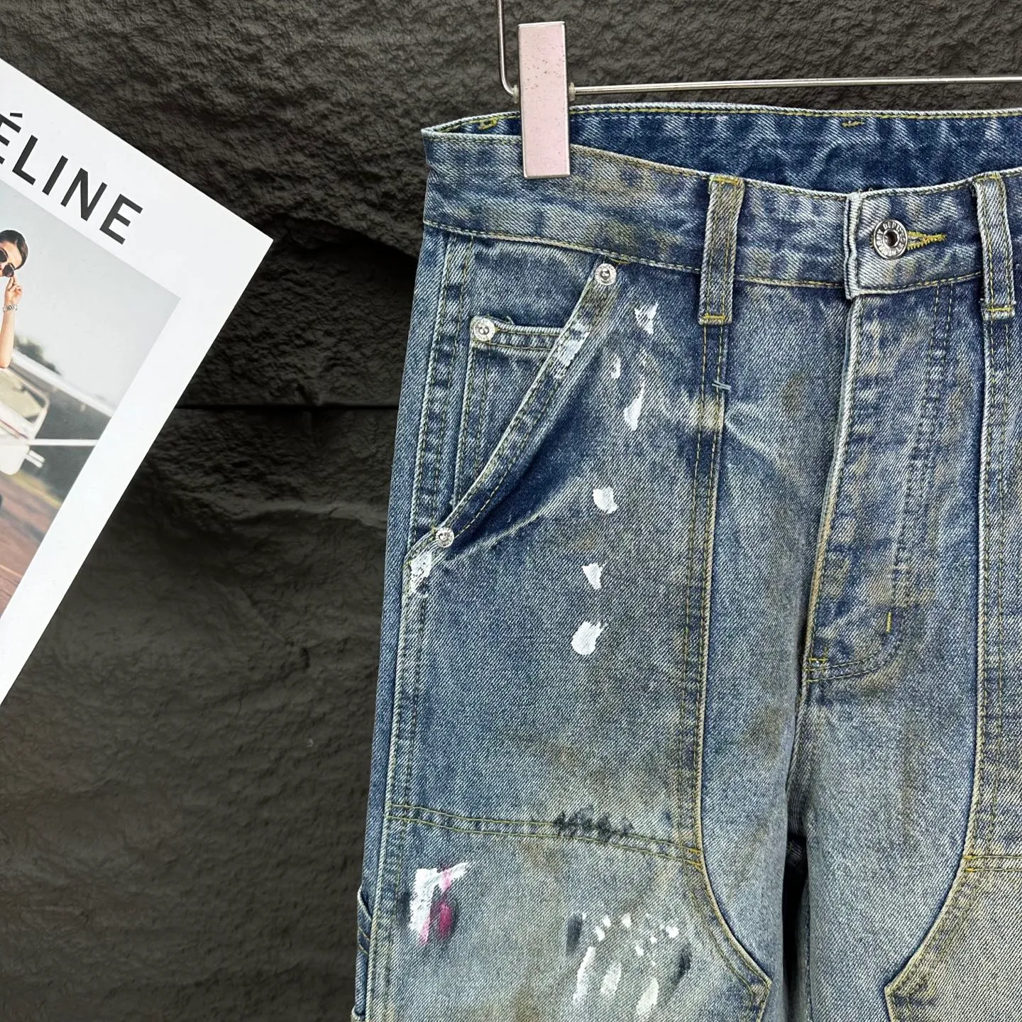 P260 GALLERY DEPT. 2025 new splash-ink hand-painted dirty distressed couple style loose washed jeans 🔥High version🔥High version🔥 Top ceiling quality Styles with different washed textures are very friendly to people with thin legs and thick legs. The straight version is very flattering to the leg shape. Moderate length that never goes out of style, easy to match with casually, basic styling for various styles, a must-have in the wardrobe! The fabric is stiff but also makes the upper body soft without losing texture. The washing process is even more perfect. It is a must-have item for everyone! ! ! Washed wheat, hang tag, pants label, three complete labels, color: blue, size: 28, 30, 32, 34, 36 (five sizes)